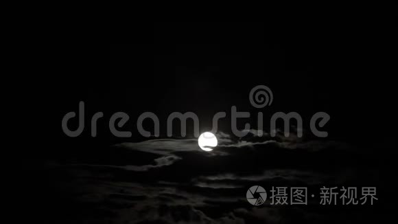 夜空中的满月，明亮的月亮，夜空，在夜空中的云的运动背景下，