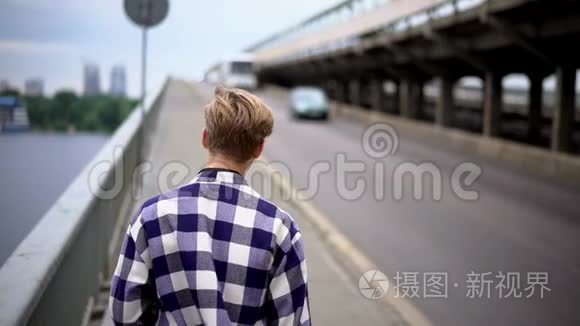年轻人沿着桥走视频