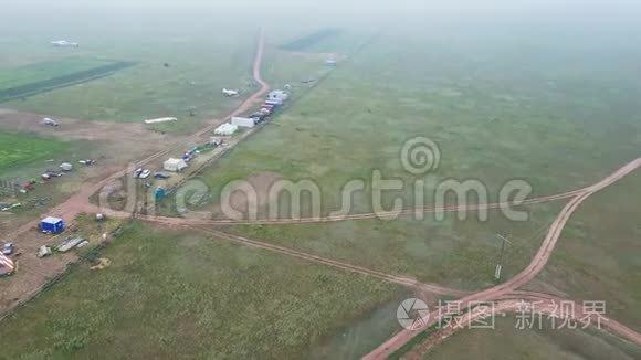 冒险第一人称景观，从田野草地河流和上空的云中乘坐热气球飞行