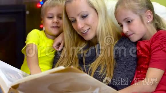妈妈和孩子们在圣诞节看照片视频