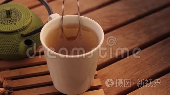 咖啡屋的草药茶和传统茶壶视频