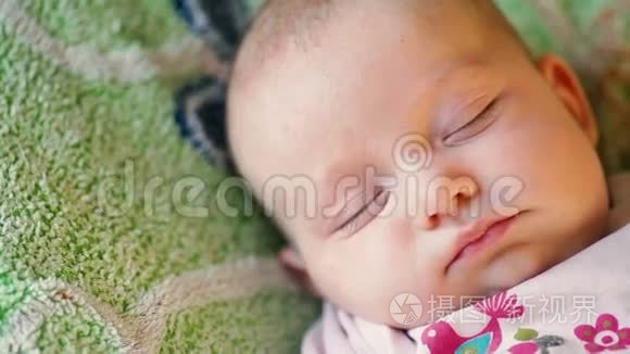 珍贵的新生婴儿躺在舒适的床上视频