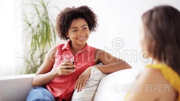 快乐的女人在家里喝酒聊天视频