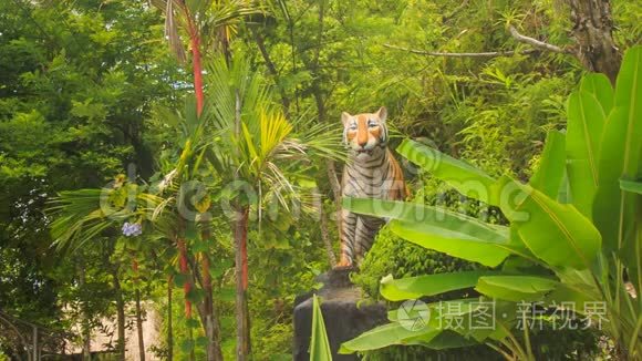 越南公园绿植中老虎的大模型视频