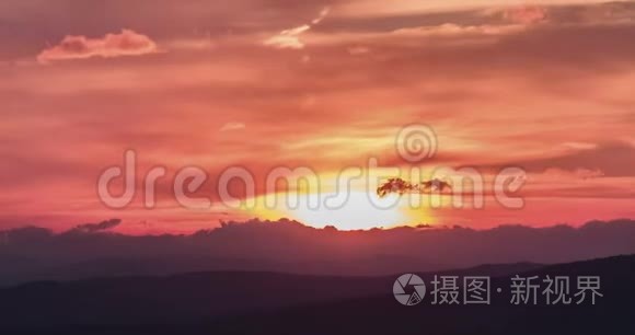 夕阳的背景下，夕阳落在云山后，时光流逝，温暖多彩的天空，柔和