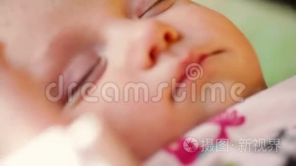 珍贵的新生婴儿躺在舒适的床上视频