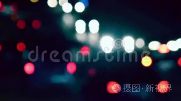 城市的交通。 大道时间-夜间时间流逝。 繁忙的交通流动着模糊的运动。 外壳