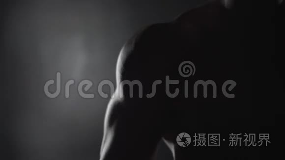 黑色背景的肌肉男视频