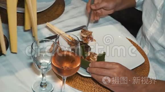 晚餐享用巴厘岛美食视频