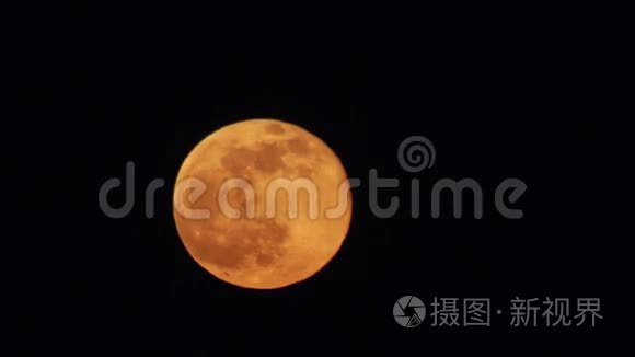 红月在夜空中移动视频