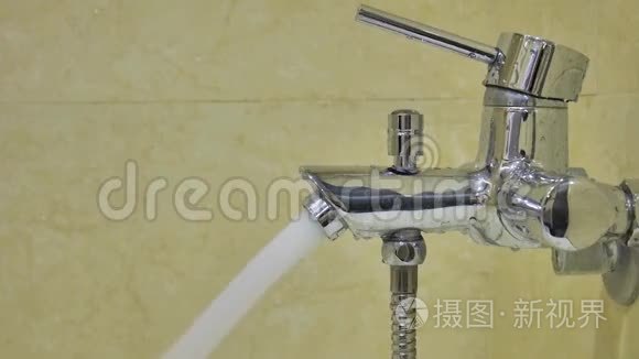 那个人关掉了浴缸的现代水龙头视频