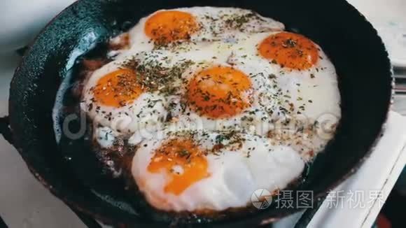 早晨的煎蛋在厨房的平底锅里烤视频