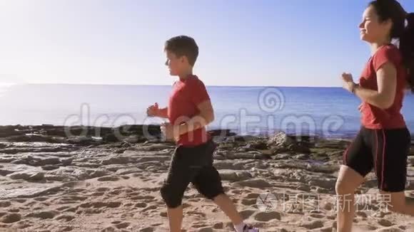两个孩子早上一起跑步视频