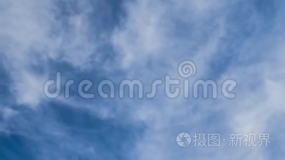 天空中白色的纺锤云天气晴朗视频