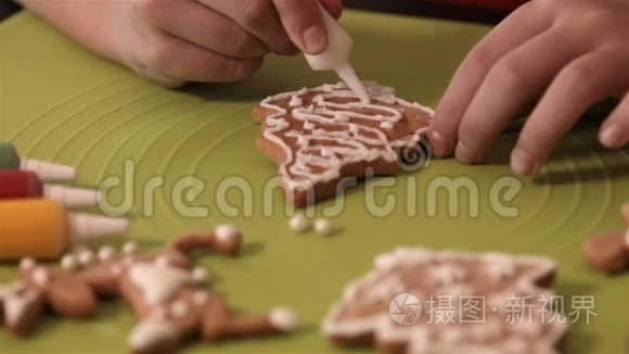 儿童手装饰姜饼圣诞饼干视频