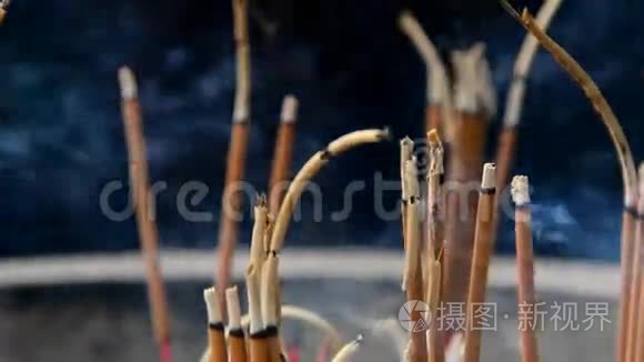 关闭佛寺前巨型锅烧香棒视频