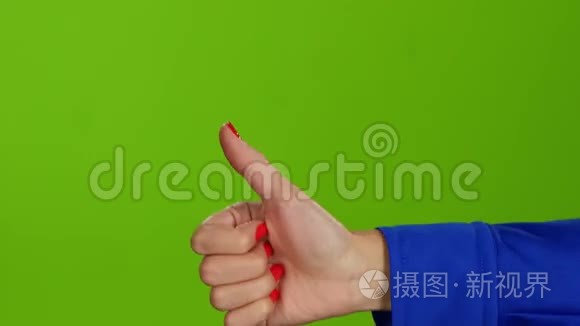 手在绿色屏幕背景上竖起大拇指.. 手语