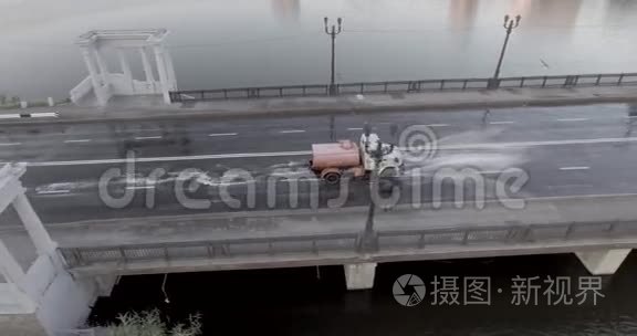 顿涅茨克市的扫地机飞越大桥视频