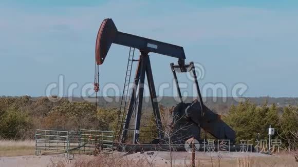 俄克拉荷马州农村的油泵-油泵千斤顶