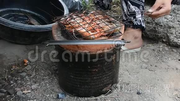 泰国妇女在户外烹饪烤虾或大虾