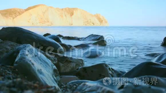 海洋冲浪在背景下照亮视频