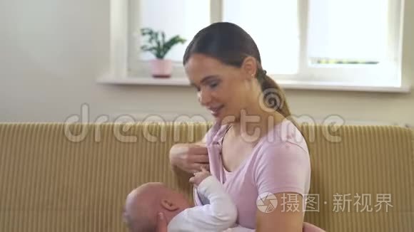 妈妈在家喂宝宝.. 哺乳期母亲，小孩