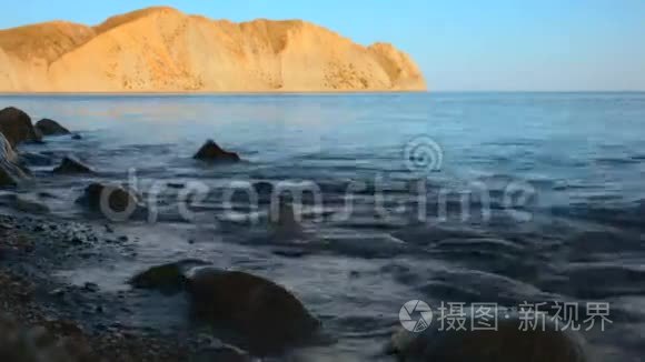 海洋冲浪在背景下照亮视频