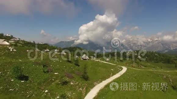 夏日在美丽的山村飞翔视频