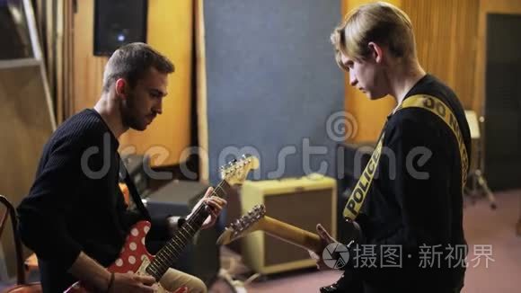 两个人在玩电动吉他