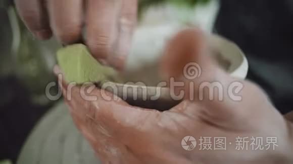 艺术家制作陶瓷壶视频