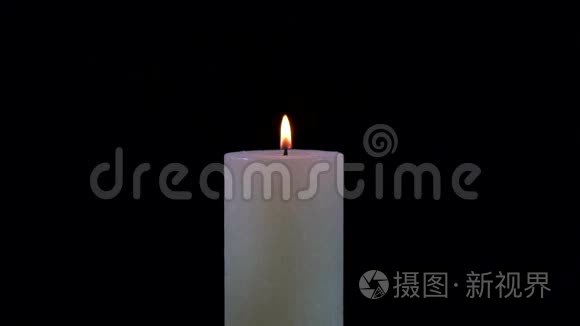 白色蜡烛熄灭在黑色背景上视频