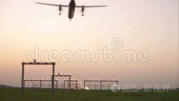 客机降落在汉诺威机场视频