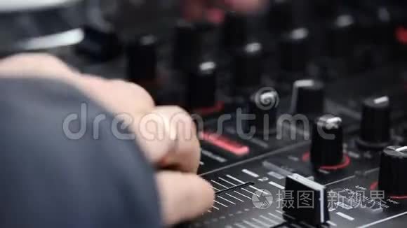 DJ用音乐调音台播放音乐