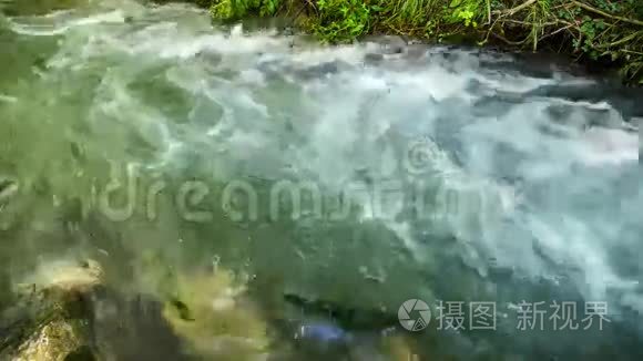 山间蒸汽的气泡水视频