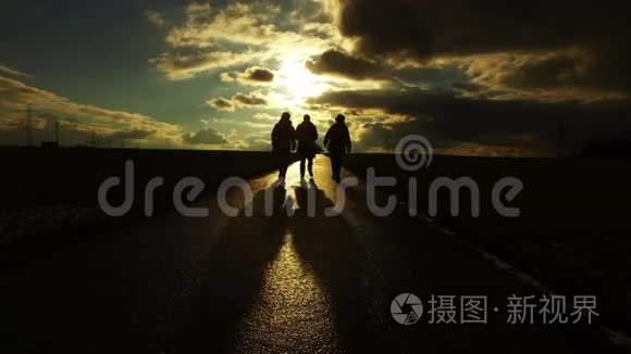 日落景观中田野自然道路人物剪影
