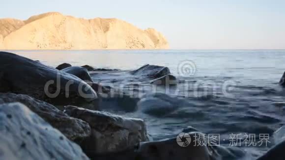 海洋冲浪在背景下照亮视频