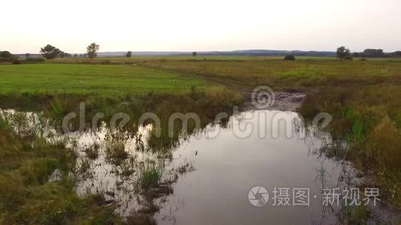 美丽的夕阳景观自然.. 清澈见底的小河.. 无纺布的自然美.. 夏日夕阳西下，小小的