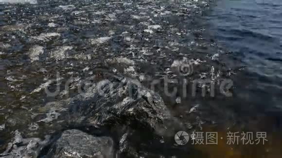 冰屑漂浮在干净的泉水河上视频