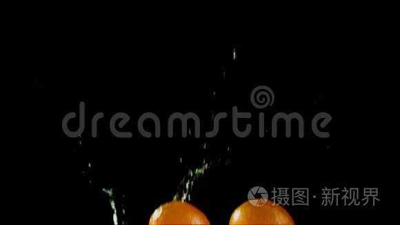 橘子带着一股水流在飞翔