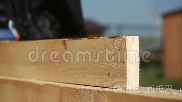 木工切割木材用于房屋建筑.