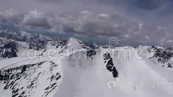 空中观景高山飞云躺在岩石上视频