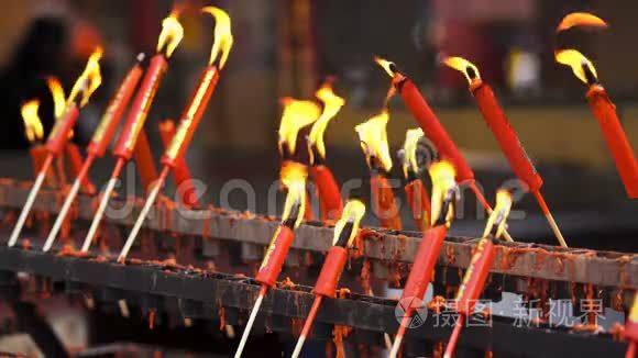太阳穴里燃烧着中国红烛的火焰视频