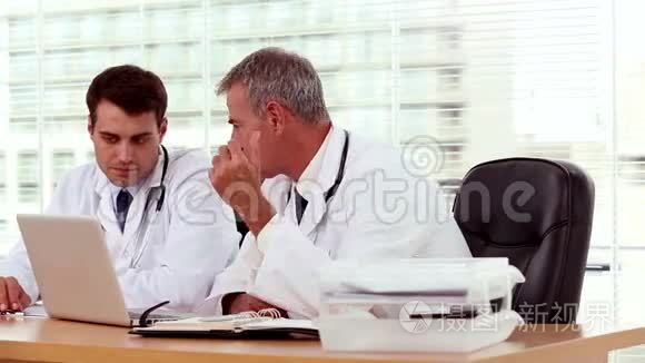医生向他的同事展示和解释