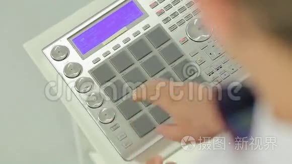 著名的DJ在演播室的DJ混音机上混音