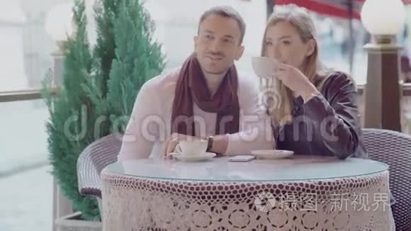 浪漫的情侣在街边咖啡馆喝咖啡视频