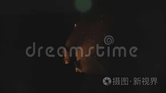 有人居住的木屋着火了视频