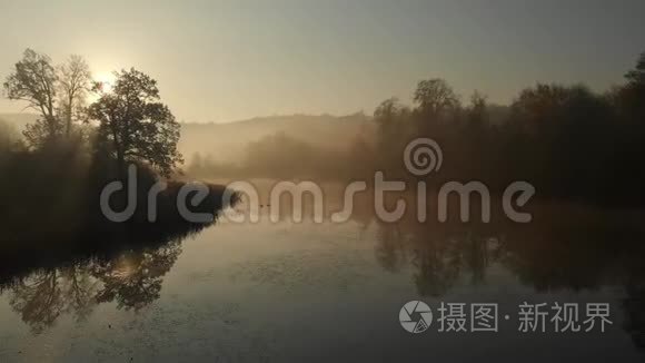 秋天美丽的雾湖空中景色，有橙色和黄色的叶子