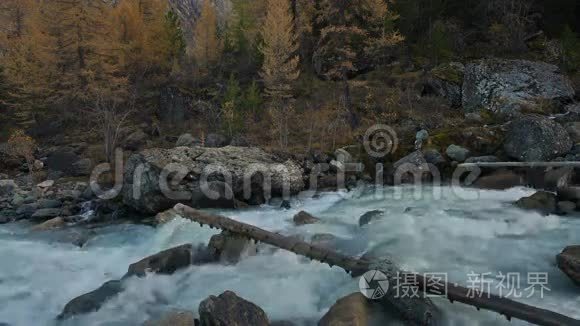 西伯利亚高原灰岩间白水带浅流视频