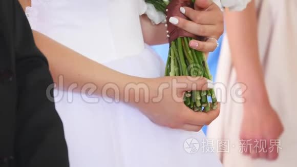 新娘手里拿着结婚花束