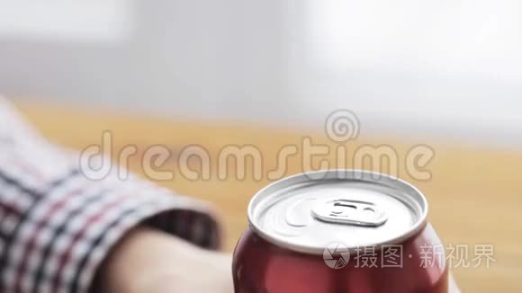 手打开柠檬水或汽水视频